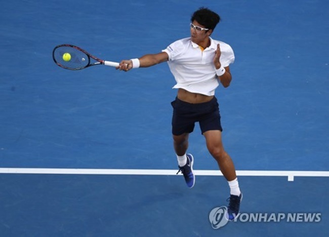The 58th-ranked Chung withdrew against the second-ranked Federer with an apparent left foot injury, when the score was 6-1, 5-2 in favor of the Swiss great. (Image: Yonhap)