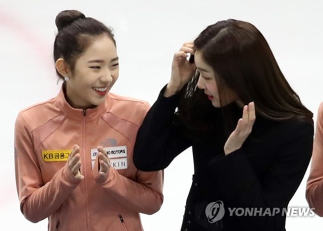 South Korea's figure skater Choi Da-bin (L) smiles at Kim Yu-na at a ceremony at the National Figure Skating Championships in Seoul on Jan. 7, 2018. (Image: Yonhap)