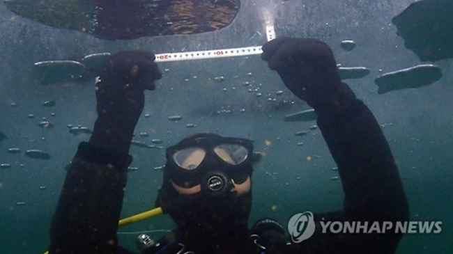 While this year’s Hwacheon Sancheoneo Ice Festival is in full swing, members of a rescue team have emerged as hidden heroes behind the success of the fishing event. (Image: Yonhap)