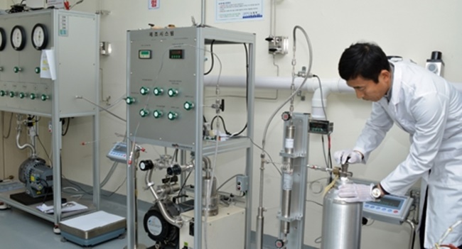 The Korea Research Institute of Standards and Science (KRISS) said on Tuesday that a research team led by senior researcher Lee Sang-ill has successfully created a calibration gas for dimethyl sulfide (DMS), an aerosol material. (Image: KRISS)