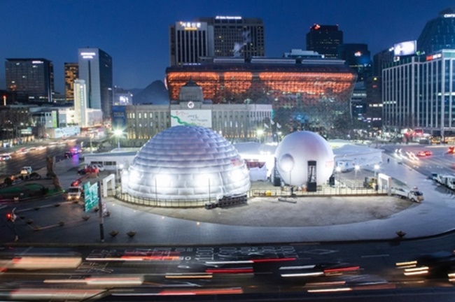 SK Telecom has unveiled an air dome ‘igloo’ at Seoul’s City Hall ahead of the 2018 PyeongChang Olympics, bringing snow drifts and snowball fights to the heart of the South Korean capital. (Image: SKT)