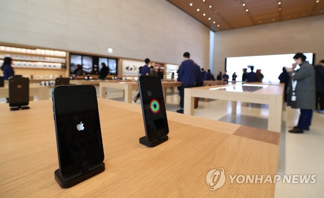 The store doesn’t come with a checkout counter, but staff members will be on call to help customers with purchase or repair requests. A replacement service for old iPhone batteries will be available from Saturday. (Image: Yonhap)