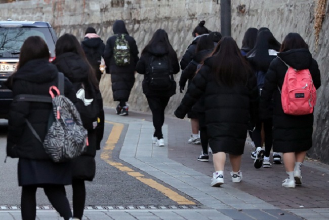 S. Korea’s Love for Long Padded Jackets Extends to Government Officials