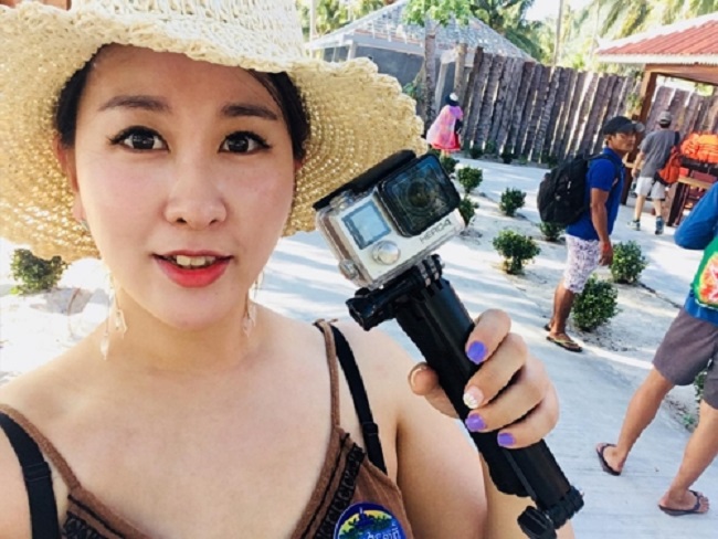 Over 150,000 followers and likes, and more than 40 YouTube videos, one in particular on Cambodian street food boasting 1 million views and counting has turned the protagonist behind www.facebook.com/nearykorea into a Cambodian star. (Image: Kim Ryu-won)