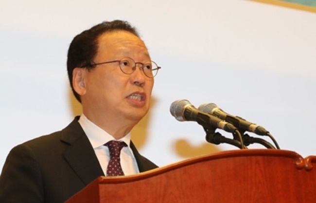 The governor of the Financial Supervisory Service, Choi Heung-sik, is facing calls from investors to resign from his post over his anti-cryptocurrency viewpoint. (Image: Yonhap)