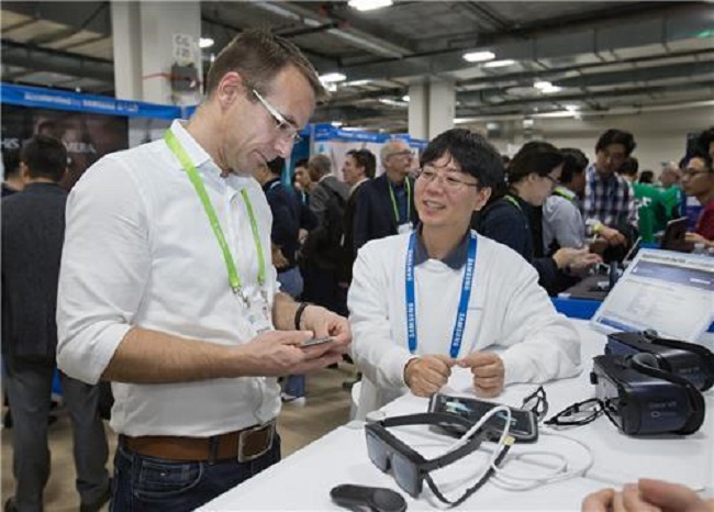 Relumino, what Samsung Electronics calls "a visual aid app for people with low vision", was an object of interest for members of the U.S. Consumer Technology Association (CTA) and for representatives of societies for the blind and visually impaired. (Image: Samsung Electronics)