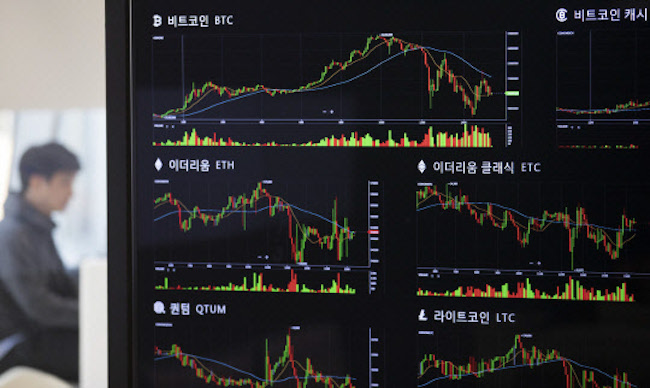 An individual at one of South Korea's financial regulatory agencies said, “Since banning cryptocurrency transactions outright will take a considerable amount of time, [the FSC] will look to the periphery of existing law and employ methods to maximize the decrease in cryptocurrency activity.” (Image: Yonhap)