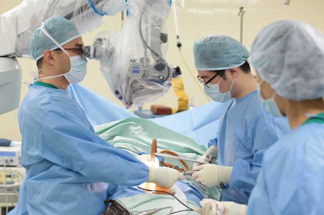 Amidst this backdrop of pre-med students steering clear of the operating room, a workshop in which students can hone their skills in a simulated setting has proven to be particularly effective. (Image: Good Samsun Hospital)