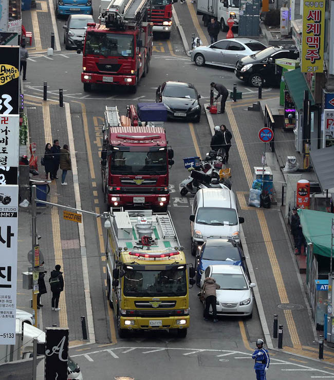 "Pushing these cars on the road is the best way to deal with these types of situations and is also a method for decisively tackling the problem of illegally parked cars.” (Image: Yonhap)