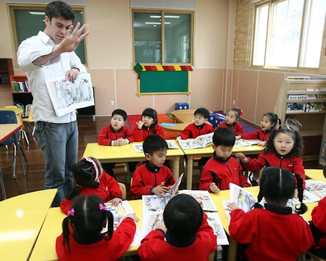 Another worry is that the disappearance of the modestly priced after school English programs will further widen the gap between the “gold spoons” and the “wooden or dirt spoons”, colloquial expressions used to refer to the haves and have-nots. (Image: Yonhap) 
