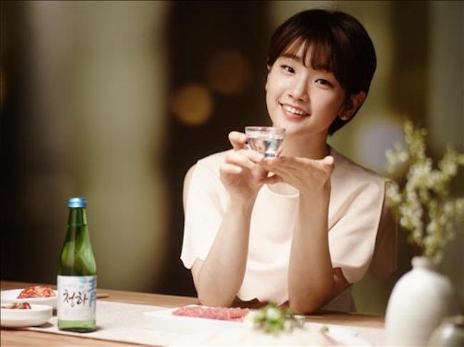 Questions are being raised as to why the marketing of alcohol is not receiving the same level of attention from regulators as tobacco products are. (Image: Yonhap)