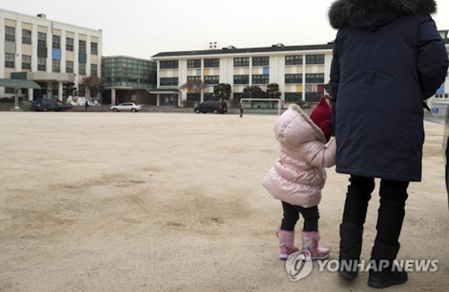Presently, it appears difficult for there to be a rebound in student numbers. As of December 3, 2017, the CIA World Factbook listed South Korea's fertility rate as 1.26, placing it 219th out of 224 countries. (Image: Yonhap)