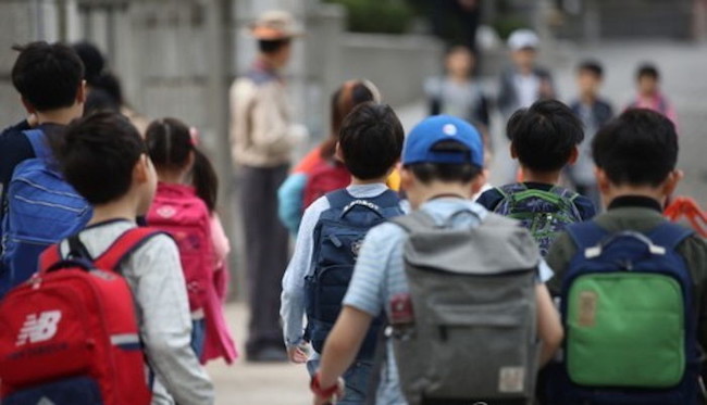 Total student populations at Seoul's elementary schools from 2011 to 2017 went from an average 907 to 710, with totals dropping considerably between 2011 to 2013. (Image: Yonhap)