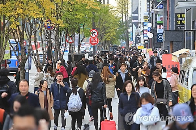 The highest earning business area in 2013, south of Gangnam Station, tumbled down the revenue list to 13th, while then third-ranked Apgujeong-dong also took a fall, ending up 19th. (Image: Yonhap)