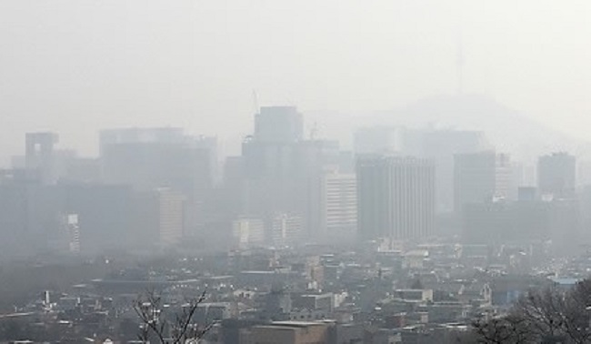 Seoul skyline covered in fine dust (Image: Yonhap)