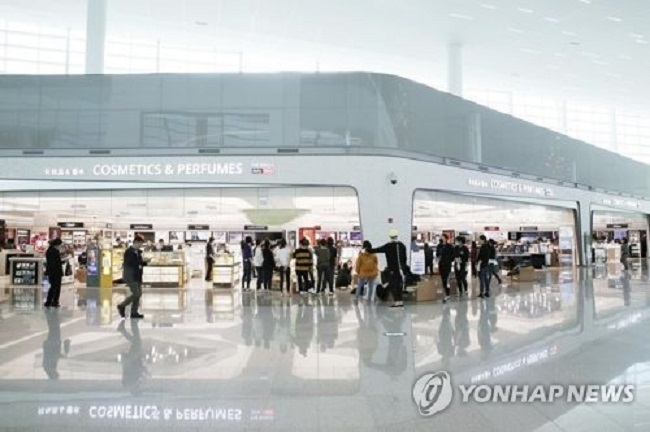 Shilla's business at the new terminal is cosmetics and fragrances. Its 2,105-square-meter store features more than 110 brands, and like Lotte, it offers boutiques for six popular brands with store sizes roughly three times bigger than those at other local airports. (Image: Yonhap)