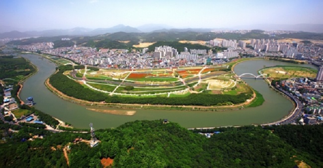 Plans are in the works for a 1km-long zipline over the Taewha River in Ulsan, as the city looks to take advantage of the publicity generated by a park on the river, Taewhagang Grand Park, being designated as South Korea's second national garden. (Image: Yonhap)