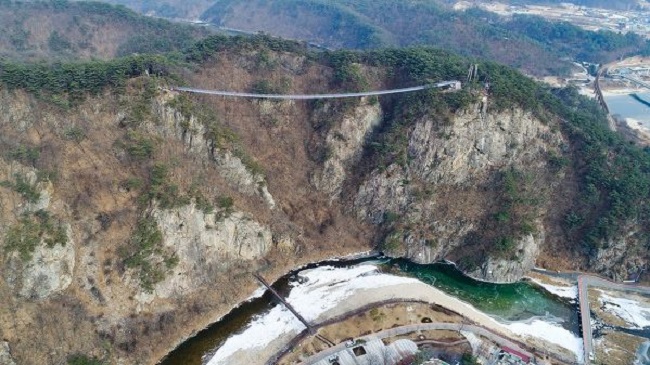Those who feel more than a twinge of trepidation regarding the safety of the bridge need not fear; the 40mm diameter reinforced cables buttressing the structure can withstand gales up to 40 m/s and support the simultaneous crossing of 1,285 adults weighing 70kg. (Image: Wonju)