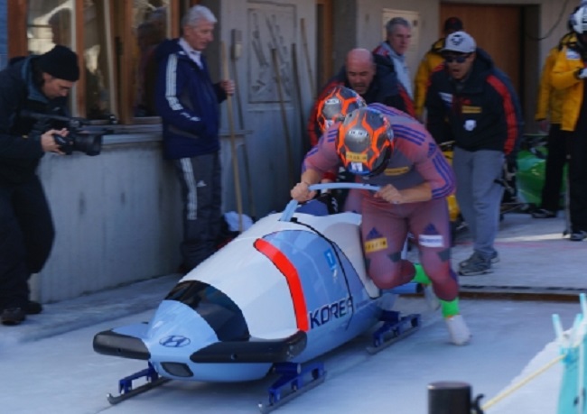 A joint men's bobsled team between the two Koreas could be formed for training and track testing ahead of next month's PyeongChang Winter Olympics in the South, the international bobsled governing body has said. (Image: Yonhap)