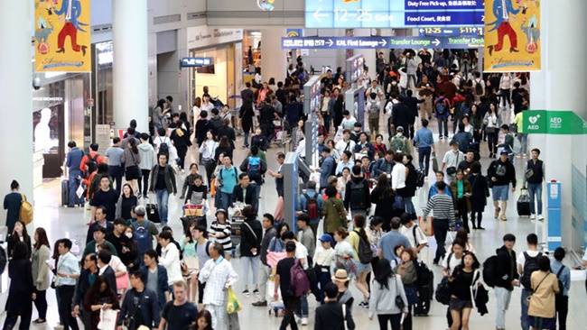 Recent data from Mode Tour has revealed that the number of South Korean seniors who traveled abroad last year accounted for 18.5 percent of all outbound tourists, up nearly 1 percent. (Image Yonhap)