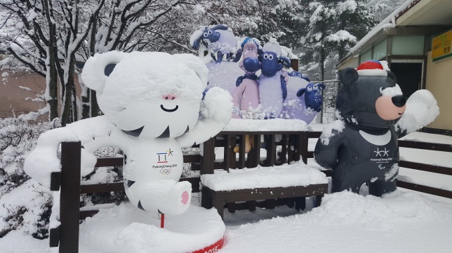 According to the latest figures from the Gangwon provincial government, only 45 percent of the rooms in the region were pre-booked as of early this month, with many rooms left vacant even on the first day of the Olympics. (Image: Yonhap)