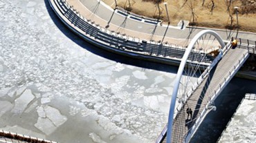 Waters Around Songdo Central Park Freeze Amid Severe Cold Snap