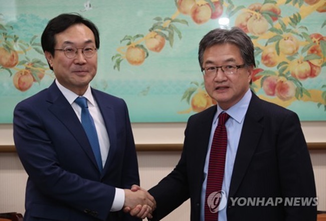 Lee Do-hoon (L), special representative for Korean Peninsula peace and security affairs, shakes hands with his U.S. counterpart Joseph Yun before holding talks in Seoul on Feb. 5, 2018. (Image: Yonhap)