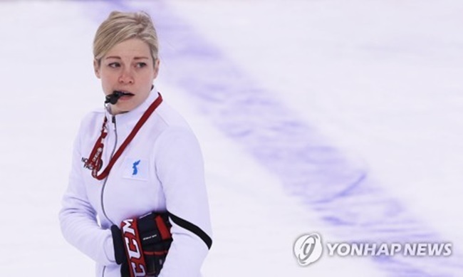 Sarah Murray, head coach of the joint Korean women's hockey team, watches the team's first practice at Kwandong Hockey Centre in Gangneung, Gangwon Province, on Feb. 5, 2018. (Image: Yonhap)