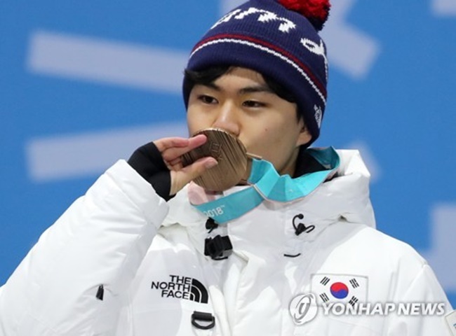 South Korean Kim Min-seok, who won bronze medal at men's 1,500m speed skating at the PyeongChang Winter Olympics, kisses his bronze medal at the PyeongChang Medal Plaza in PyeongChang on Feb. 14, 2018. (Image: Yonhap)