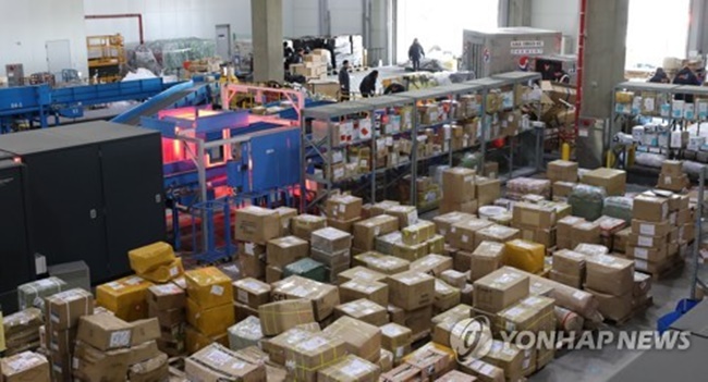 By country of sellers, the United States accounted for 66 percent followed by China with 17.8 percent. Direct purchases from China jumped 45 percent on-year to 49.3 billion won as cheaper products, including portable battery charters and air purifiers, attracted budget-conscious consumers. (Image: Yonhap)