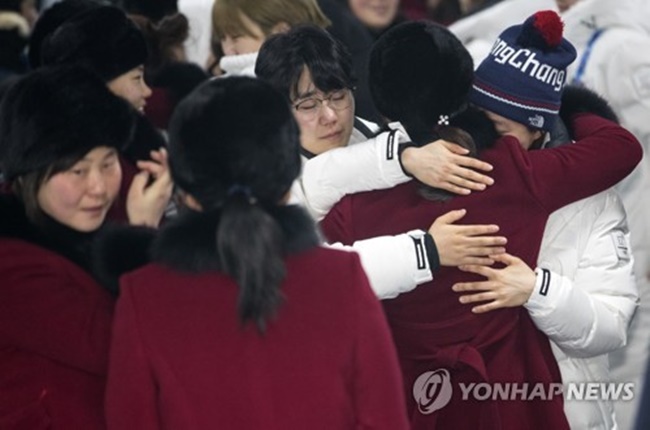 South Korea and North Korean ice hockey players, who earlier formed a joint women's hockey team for the PyeongChang Winter Olympic Games, say farewell to each others as the North Korean players get ready to return home from Gangneung, South Korea, on Feb. 26, 2018. (Image: Yonhap)
