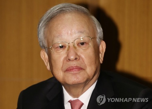 Sohn Kyung-shik, 78, took office as the chairman of the Korea Employers Federation (KEF) as five members of its screening committee unanimously selected him to succeed Bahk Byong-won, according to the business lobby. (Image: Yonhap)