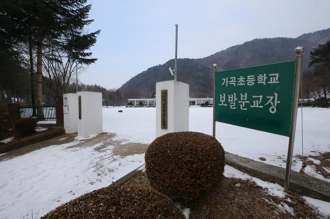 According to education offices across the country, up to 120 elementary schools had no new students this year, and many could be forced to close. (Image: Yonhap)