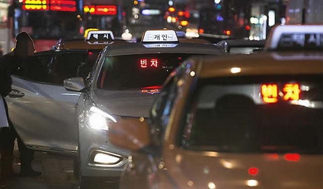 The Seoul government said on Thursday that a special task force consisting of dozens of members will be working to crack down on taxis and private vans ripping off passengers. (Image: Yonhap)