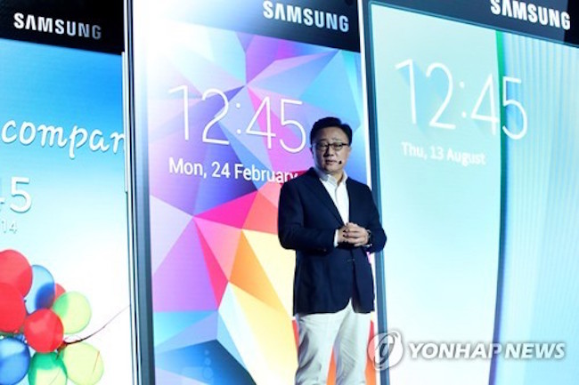 Samsung Electronics Co.'s upcoming Galaxy S9 smartphone is likely to feature an improved "Infinity Display" and a camera that can shoot DSLR pictures, according to industry sources and news reports Wednesday. (Image: Yonhap)