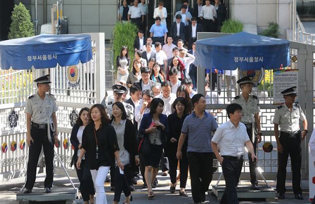 Jobs offered by government agencies and state-funded corporations accounted for less than 10 percent of the country's labor market in 2016, government data showed Tuesday, amid President Moon Jae-in's call for expanding public employment. (Image: Yonhap)