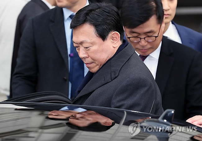 South Korean retail giant Lotte Group was thrown into disarray Tuesday as a Seoul court sentenced its chairman to 30 months in prison for bribery. (Image: Yonhap)