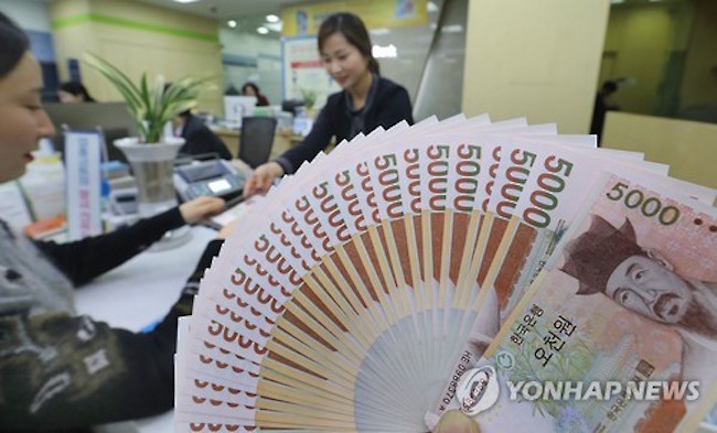 Expecting large numbers seeking fresh money, one Nonghyup Bank location in North Chungcheong Province set a cap of 300,000 won in exchangeable bills per head, but low demand has rendered the limit unnecessary. (Image: Yonhap)