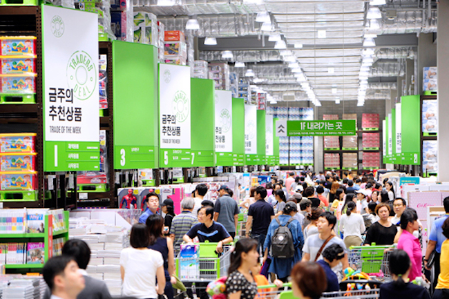 E-Mart Inc., South Korea's largest discount store chain operator, said Thursday it aims to achieve 1.9 trillion won (US$1.76 billion) in sales from its warehouse-style stores this year as it attempts to revitalize offline shopping outlets in the face of tougher competition from online malls. (Image: Yonhap)