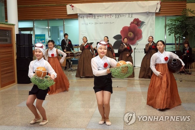 According to a report made public by the Arts Council Korea on February 28, in 2016 Jeju hosted 133.3 arts productions per 100,000 people, the highest figure out of the 17 cities and provinces analyzed. (Image: Yonhap)
