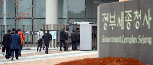 South Korea's statistics authority announced on February 27 its figures on public sector employment in 2016, which revealed average job longevity to be three times longer for public employees than private. (Image: Yonhap)