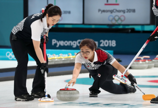 Going by the revenues convenience store chain 7-Eleven pulled in from February 9 through 24 – the dates when key South Korean performances were held at the PyeongChang 2018 Winter Olympics – the winter sport category most rooted for was women's curling. (Image: Yonhap)