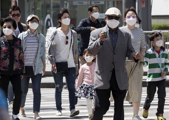 "If the government at the national or local level supplied masks to these individuals it would be a big help." (Image: Yonhap)