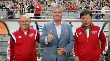 Vietnam’s S. Korean Hiddink Returns Home to Fanfare