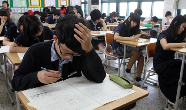 The takeaway from the PISA results is that it is increasingly difficult for the nation's teenagers to overcome socioeconomic hardship and achieve academic success, and that the cycle of inherited poverty will continue to persist. (Image: Yonhap)