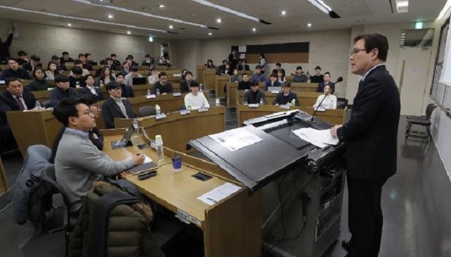 Financial Services Commission head Choi Jong-gu spoke at length about the measures planned for banks, insurance firms, trusts and investment firms to facilitate job growth and innovation at Yonsei University on February 5. (Image: Yonhap)