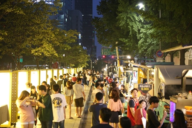 Seoul’s popular Bamdokkaebi Night Markets are back Friday after a winter hiatus. (Image: Seoul)