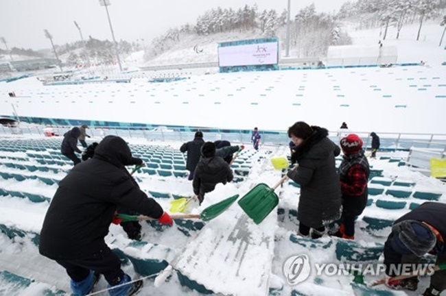 PyeongChang Paralympics Organizers Prepare to Clear Snow Ahead of Opening Ceremony