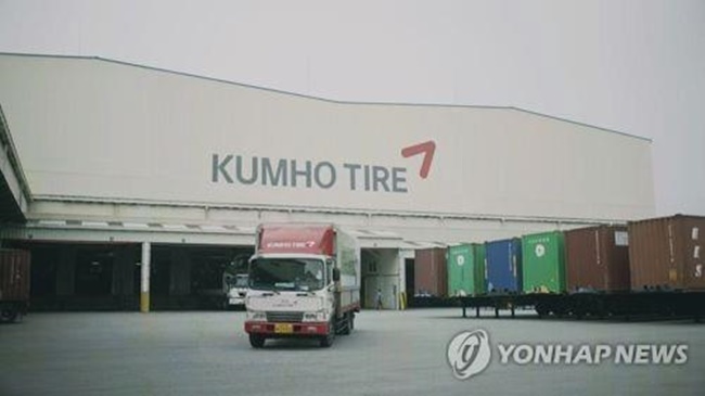 In a message sent to employees, Kumho Tire Chairman and Chief Executive Kim Jong-ho said the company "has no reasons to object" to the main creditor Korea Development Bank's (KDB) plan to turn over the debt-ridden company to China's Qingdao Doublestar Co. (Image: Yonhap)