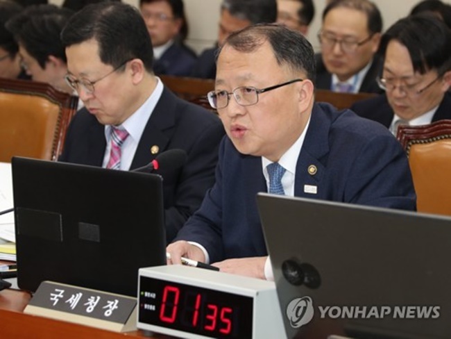In this file photo, taken on Feb. 2, 2018, Han Seung-hee, commissioner of the National Tax Service, answers a question during a parliamentary committee meeting at the National Assembly in Seoul. (Image: Yonhap)